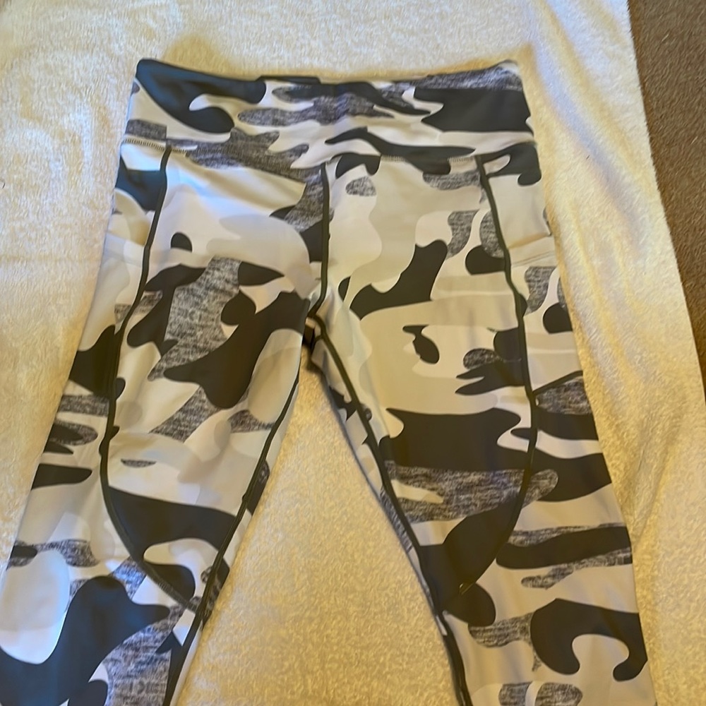 Zyia grey camo crop legging 14-16